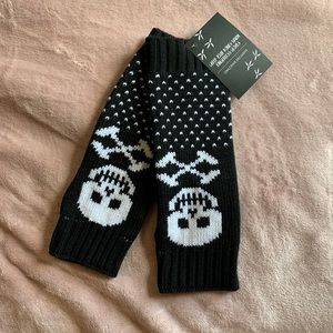 Skull and crossbones fingerless gloves from Owlcrate